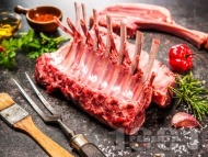 Вкусни печени агнешки котлети / ребра с горчица и фъстъци